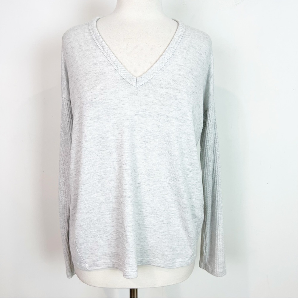 RAG & BONE LIGHT GRAY RIBBED SLEEVE V-NECK SHIRT WOMENS SZ LARGE